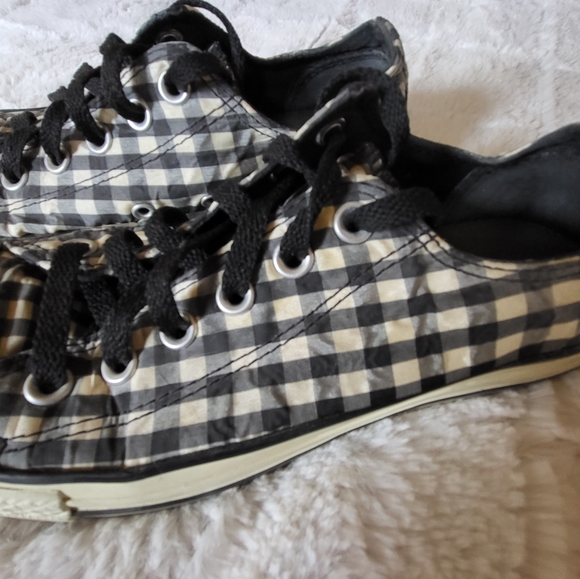 Converse - Picture 2 of 3
